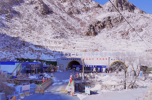 1584407827665648.jpg 東天山特長隧道主洞口照片.jpg