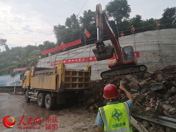 人民網報道；“路搶通啦，我們果農高興慘了！”                                                                                                                                                                                             