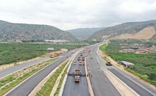 1596588354747948.jpg 甘肅平天路面項(xiàng)目上面層試驗(yàn)段全線率先鋪筑完成.jpg